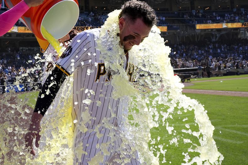 Jackson Merrill, de los Padres de San Diego, es empapado con la hielera por su compañero Manny Machado, tras la victoria sobre los Atléticos de Oakland, el miércoles 12 de junio de 2024 (AP Foto/Gregory Bull)