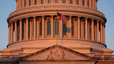 El Capitolio iluminado al amanecer en Washington, el lunes 6 de octubre de 2025. (AP Foto/J. Scott Applewhite)