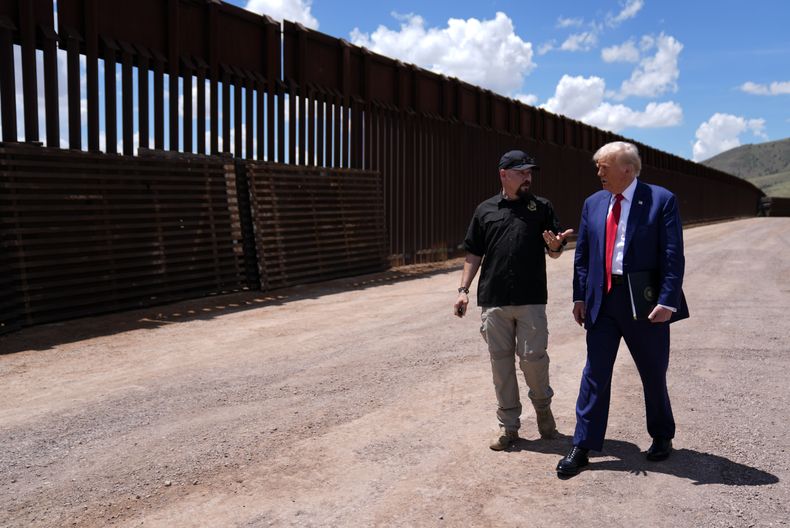 ARCHIVO - El candidato presidencial republicano Donald Trump habla con Paul Perez, presidente del sindicato Consejo Nacional de la Patrulla Fronteriza durante una visita a la frontera sur de EEUU en Sierra Vista, Arizona, el 22 de agosto de 2024. (AP Foto/Evan Vucci)