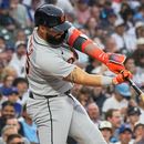 Gleyber Torres, de los Tigres de Detroit, conecta un sencillo durante la primera entrada de un partido de béisbol contra los Cachorros de Chicago en Chicago, el lunes 20 de julio de 2026. (Foto AP/Nam Y. Huh)