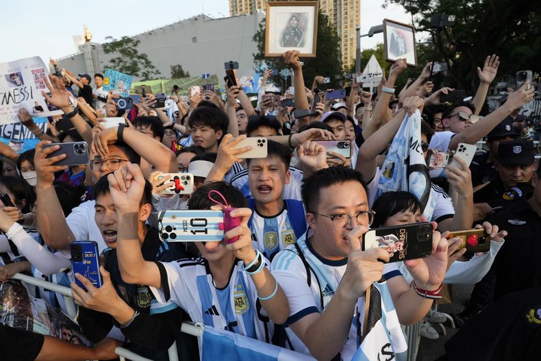 Aficionados chinos reciben a la selección de Argentina previo a un entrenamiento en Beijing, el miércoles 14 de junio de 2023. (AP Foto/Ng Han Guan)