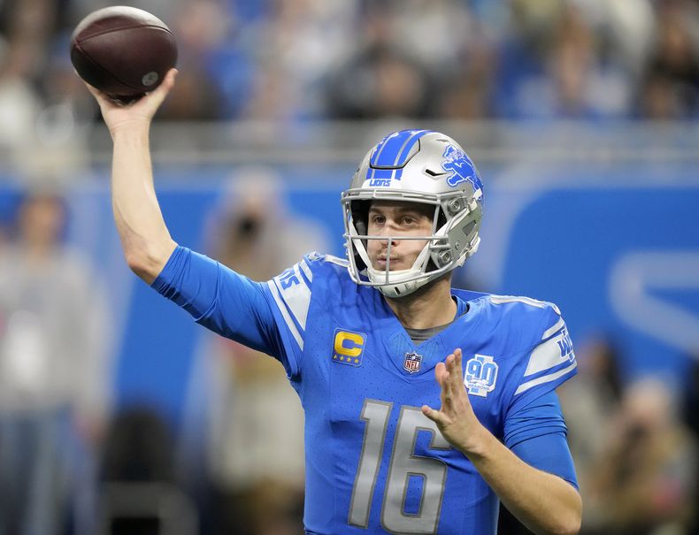 ARCHIVO - El quarterback de los Lions de Detroit, Jared Goff realiza un pase ante los Buccaneers de Tampa Bay durante la primera mitad del juego divisional de la NFC en la postemporada de la NFL, el domingo 21 de junio de 2024, en Detroit. (AP Foto/Carlos Osorio, Archivo)