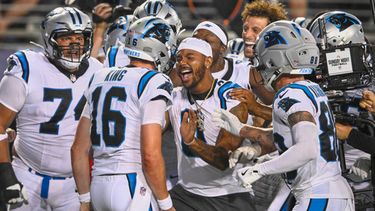 Jatavion Sanders (centro), tight end de los Panthers de Carolina, festeja con el quarterback Haynes King, tras la victoria sobre los Cardinals de Arizona, en un encuentro de pretemporada disputado el jueves 6 de agosto de 2026 (AP Foto/David Richard)