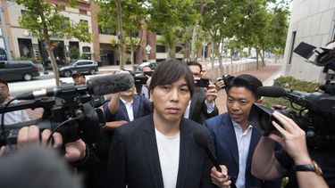 Ippei Mizuhara, el antiguo intérprete de Shohei Ohtani en las Grandes Ligas, se apersona a un tribunal federal, el martes 4 de junio de 2024, en Los Ángeles. (AP Foto/Damián Dovarganes)