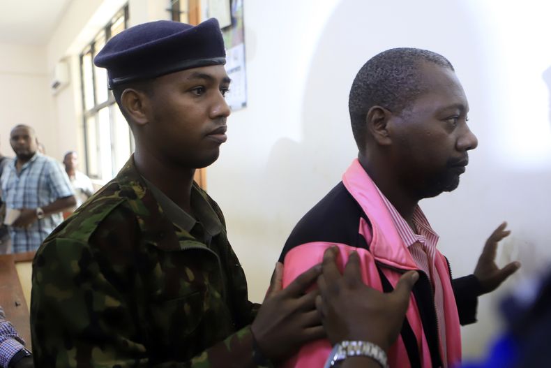 El predicador Paul Mackenzie (d) llega a tribunales en Malindi, Kenia, el 2 de mayo de 2023. (AP foto)