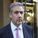 Michael Cohen sale de su edificio de apartamentos para ir al tribunal en Manhattan, ciudad de Nueva York, el 20 de mayo de 2024. (Foto AP/Seth Wenig)