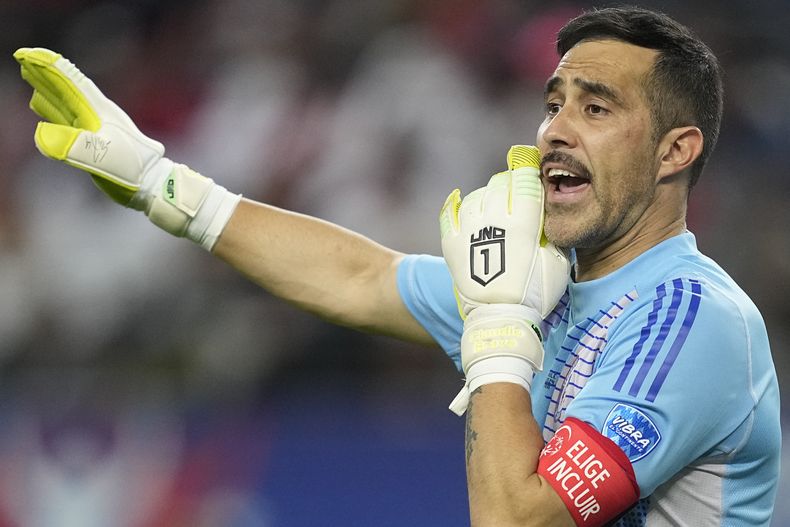 ARCHIVO - El arquero chileno Claudio Bravo durante el partido contra Perú en la Copa América, el 21 de junio de 2024, en Arlington, Texas. (AP Foto/Tony Gutiérrez, File)