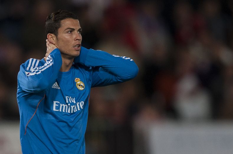 El jugador del Real Madrid, Cristiano Ronaldo, gesticula tras fallar una ocasi&oacute;n de gol en un partido contra el Almer&iacute;a el s&aacute;bado, 23 de noviembre de 2013, en Almer&iacute;a, Espa&ntilde;a. (AP Photo/Daniel Tejedor)