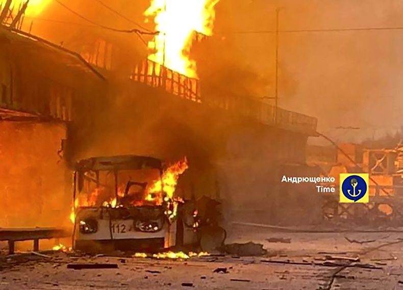 Esta imagen distribuida por Petro Andryuschenko, asesor del jefe de la administración de la ciudad de Mariúpol, muestra un trolebús y una estación hidroeléctrica en llamas tras ataques rusos en Dnipro, Ucrania, el 22 de marzo de 2024. (Canal de Telegram de Petro Andryuschenko, asesor del jefe de la administración de la ciudad de Mariúpol vía AP)