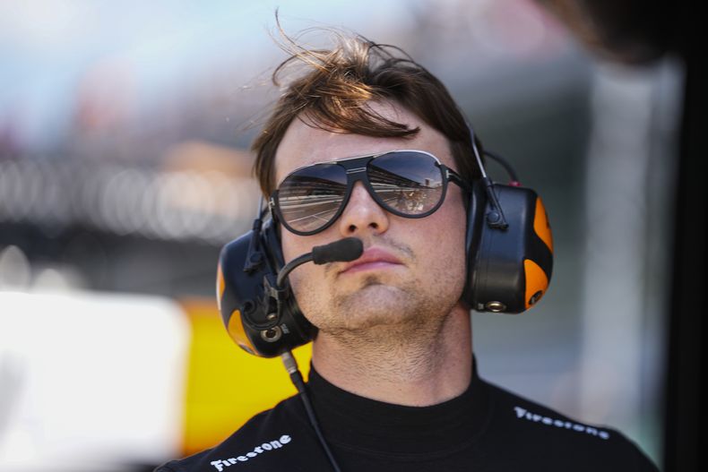 El piloto mexicano Pato OWard observa la práctica para las 500 Millas de Indianápolis, el viernes 16 de mayo de 2025 (AP Foto/Michael Conroy)