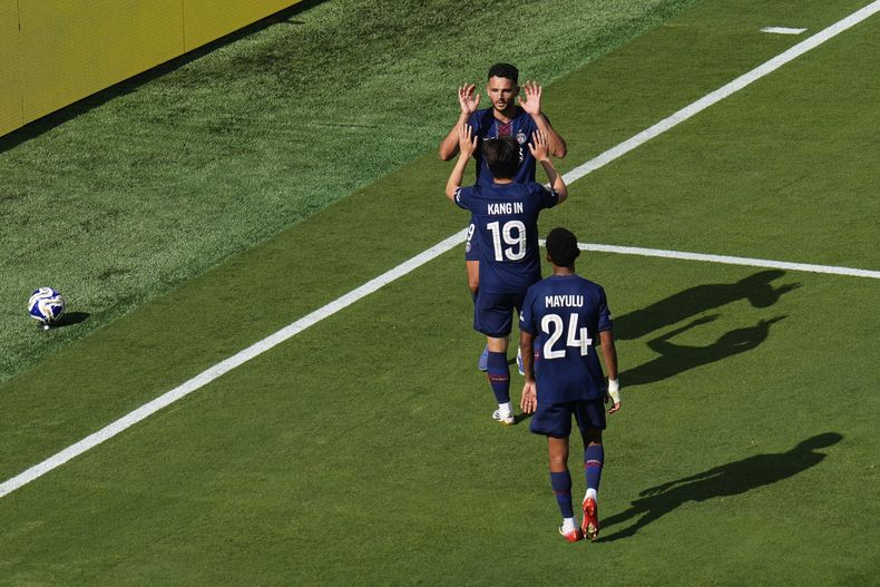 Goncalo Ramos (9) del Paris Saint-Germain, atrás, celebra su gol con Lee Kang-in (19) y Senny Mayulu (24) durante el partido de fútbol de la semifinal del Mundial de Clubes entre el PSG y el Real Madrid en East Rutherford, Nueva Jersey, el miércoles 9 de julio de 2025. (AP Photo/Pamela Smith)