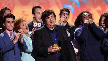 ARCHIVO - Dan Schneider, centro, acepta recibe un premio en Los Ángeles el 29 de marzo de 2014. Schneider demandó a los creadores de Quiet on Set: The Dark Side of Kids TV el miércoles 1 de mayo de 2024, alegando que los creadores del documental implicaron indebidamente que abusó sexualmente de actores menores de edad con los que trabajó. (Foto Matt Sayles/Invision/AP, archivo)