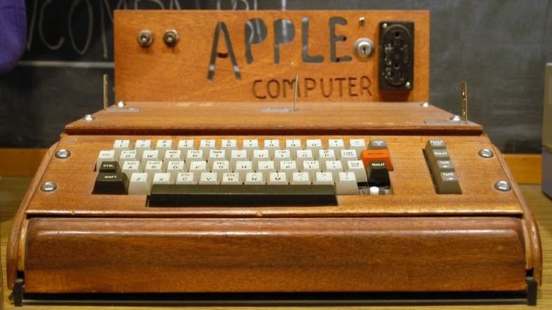 Subastada en Nueva York, alcanzó un precio de u$s905.000. Es una de las primeras 50 Apple-1 montadas por el cofundador de Apple Steve Wozniak en el garage familiar de Steve Jobs en 1976