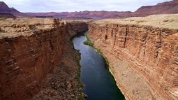ARCHIVO - Esta fotografía muestra el río Colorado en su cuenca alta, el 29 de mayo 2021, en Lees Ferry, Arizona. (Foto AP/ Ross D. Franklin, Archivo)