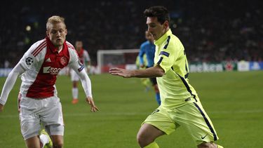 americateve | Lionel Messi del Barcelona disputa un bal&oacute;n con Nicolai Boilesen del Ajax, izquierda, en el partido por el Grupo F de la Liga de Campeones, en Amsterdam, el mi&eacute;rcoles 5 de noviembre de 2014. (AP Foto/Peter Dejong)