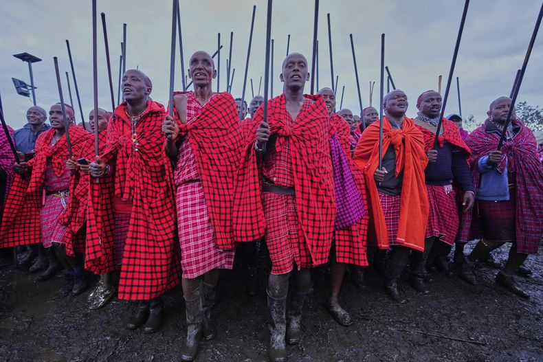 Hombres de la tribu masai en la ceremonia en que jóvenes pasan a ser adultos, en Olaimutiai, condado Narok, Kenia, el 23 de abril del 2024. (AP foto/Brian Inganga)