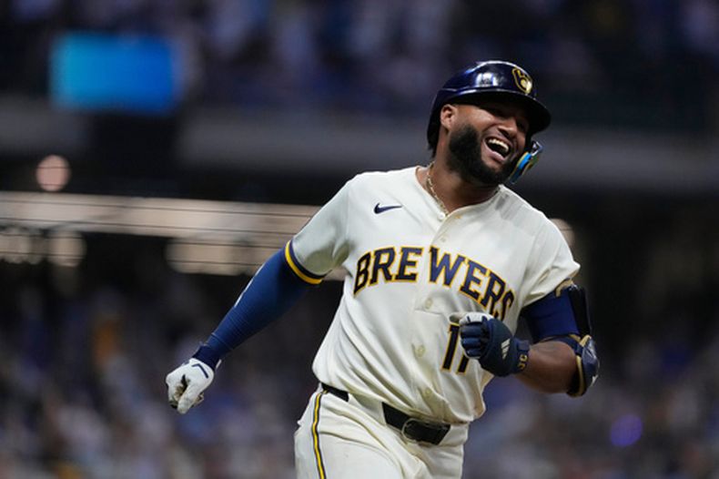 El venezolano Jackson Chourio, de los Cerveceros de Milwaukee, sonríe trsa conectar un jonrón en la novena entrada del encuentro ante los Cachorros de Chicago, el martes 8 de septiembre de 2026 (AP Foto/Aaron Gash)