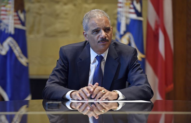 El secretario de Justicia Eric Holder habla durante una entrevista con The Associated Press en el Departamento de Justicia, el martes 16 de septiembre de 2014. (Foto AP/Susan Walsh)