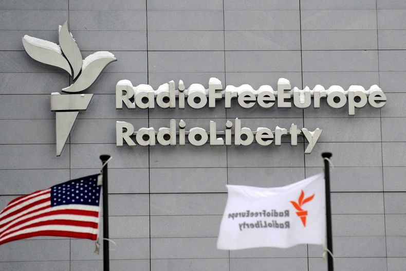 ARCHIVO - La sede de Radio Free Europe/Radio Liberty (RFE/RL) con la bandera estadounidense en primer plano, en Praga, 15 de enero de 2010. (Michal Kamaryt/CTK vía AP, archivo)