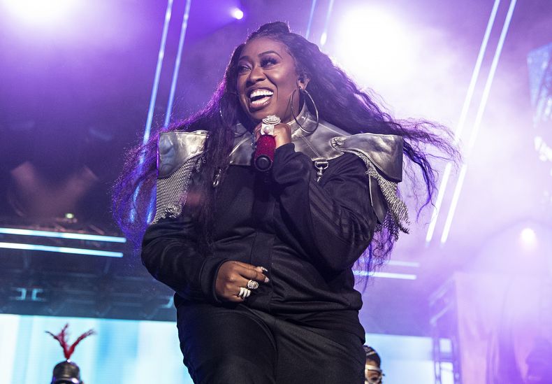 ARCHIVO - Missy Elliott durante su presentación en el Festival Essence 2019 en el Superdomo Mercedes-Benz en Nueva Orleans el 5 de julio de 2019. Missy Elliott, Kate Bush, Willie Nelson, Sheryl Crow, Chaka Khan, el creador de Soul Train Don Cornelius y el fallecido George Michael serán incorporados al Salón de la Fama del Rock and Roll el viernes. (Foto Amy Harris/Invision/AP, archivo)