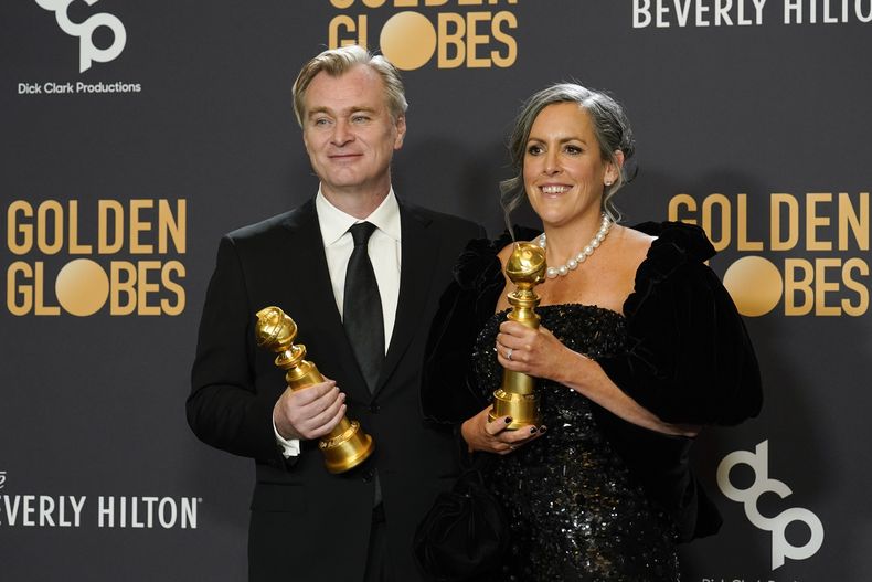 Christopher Nolan, izquierda, y Emma Thomas posan en la sala de prensa con el premio a la mejor película de drama pro Oppenheimer en la 81a entrega de los Globos de Oro el domingo 7 de enero de 2024, en el hotel Beverly Hilton en Beverly Hills, California. (Foto AP/Chris Pizzello)
