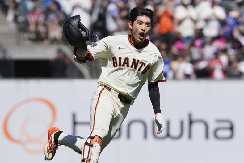Jung Hoo Lee, de los Gigantes de San Francisco, celebra después de conectar un sencillo impulsor para la victoria durante la novena entrada de un juego de béisbol contra los Cachorros de Chicago, el jueves 28 de agosto de 2025, en San Francisco. (AP Photo/Godofredo A. Vásquez)