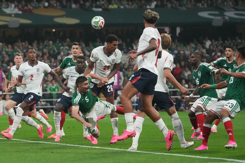 El inglés Jarell Quansah (26) pugna el balón con el mexicano Johan Vásquez (5) durante el partido de los octavos el final del Mundial, el domingo 5 de julio de 2026. (AP Foto/Eduardo Verdugo)