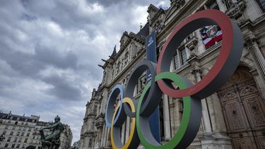 ARCHIVO - Los anillos olímpicos frente al ayuntamiento de París, el 30 de abril de 2023. (AP Foto/Aurelien Morissard)