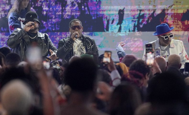 Wonder Mike, de izquierda a derecha, Master Gee y Hen Dogg de The Sugarhill Gang interpretan Rappers Delight en los Premios BET el domingo 25 de junio de 2023, en el Teatro Microsoft en Los Angeles. (Foto AP/Mark Terrill)