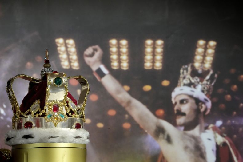 ARCHIVO -La corona distintiva de Freddie Mercury usada durante la gira Magic, exhibida en la casa de subastas de Sothebys en Londres, el jueves 3 de agosto de 2023. Un brazalete de serpiente plateado de estilo victoriano que Freddie Mercury usó en el video de Bohemian Rhapsody se vendió por 698.500 libras (881.000 dólares), el precio más alto pagado por una joya propiedad de una estrella de rock. Un comprador ofreció 635.000 libras (801.500 dólares) por la corona y la capa que la acompañaban. (Foto AP/Kirsty Wigglesworth, archivo)