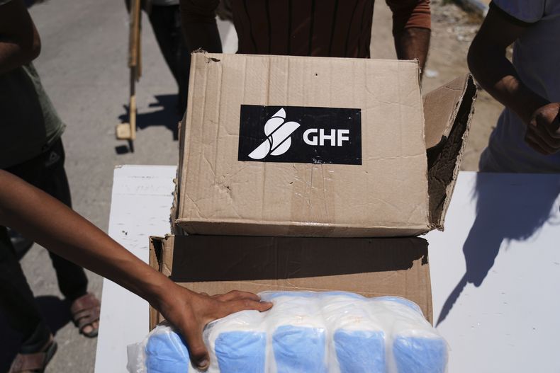 ARCHIVO - Cajas y bolsas de ayuda humanitaria entregadas por la Fundación Humanitaria de Gaza, una organización respaldada por Estados Unidos y aprobada por Israel, en Jan Yunis, al sur de la Franja de Gaza, el 29 de mayo de 2025. (AP Foto/Abdel Kareem Hana, archivo)