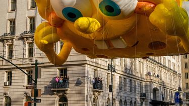 El globo de Bob Esponja flota por Central Park Avenue en la esquina de la calle 73 durante el Desfile del Día de Acción de Gracias de Macys, el jueves 27 de noviembre de 2025, en Nueva York. (Foto AP/Frank Franklin)