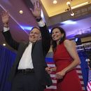 El candidato republicano al Senado por Pensilvania David McCormick, a la izquierda, saluda a la multitud mientras está en el escenario con su esposa, Dina Powell, durante una fiesta de seguimiento electoral, el miércoles 6 de noviembre de 2024, en Pittsburgh. (AP Foto/Gene J. Puskar)