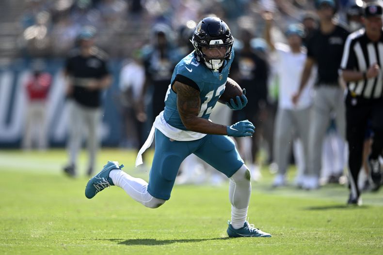 ARCHIVO - En foto del 27 de octubre del 2024, el receptor de los Jaguars de Jacksonville Christian Kirk corre tras atrapar un pase en el encuentro ante los Packers de Green Bay. (AP Foto/Phelan M. Ebenhack, Archivo)