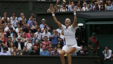 americateve | Petra Kvitovam, de la Rep&uacute;blica Checa, celebra tras vencer a la canadiense Eugenie Bouchard en la final femenina del toerneo de Wimbledon, el s&aacute;bado, 5 de julio del 2014, en Londres. (Foto AP/Sang Tan)