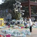 Benjamin Von Wong, a la derecha, un artista y activista canadiense, amontona pilas de desechos plásticos sobre una gran escultura que diseñó frente a la oficina de las Naciones Unidas en Ginebra, Suiza, el lunes 11 de agosto de 2025. (Foto AP/ Jennifer McDermott)
