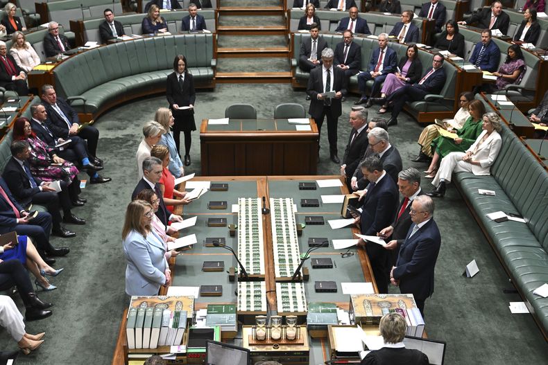 El primer ministro de Australia, Anthony Albanese, a la derecha, y miembros de su gobierno hacen el juramento de lealtad al inicio de la 48va sesión del Parlamento Federal en la Cámara de Representantes, en Canberra, Australia, el martes 22 de julio de 2025. (Lukas Coch/AAPImage via AP)