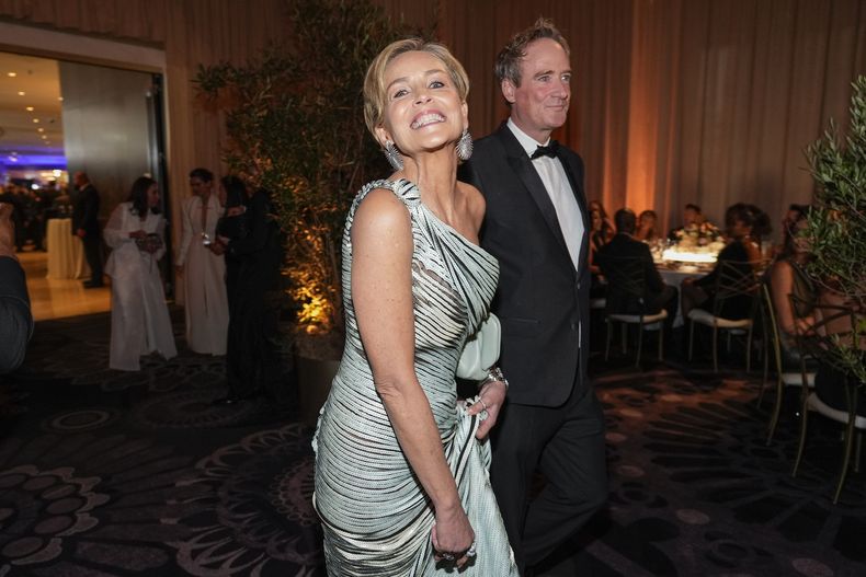 Sharon Stone, izquierda, y Jim Osborne llegan a la 82ª edición de los Globos de Oro el domingo 5 de enero de 2025 en el Beverly Hilton de Beverly Hills, California. (Foto AP/Chris Pizzello)