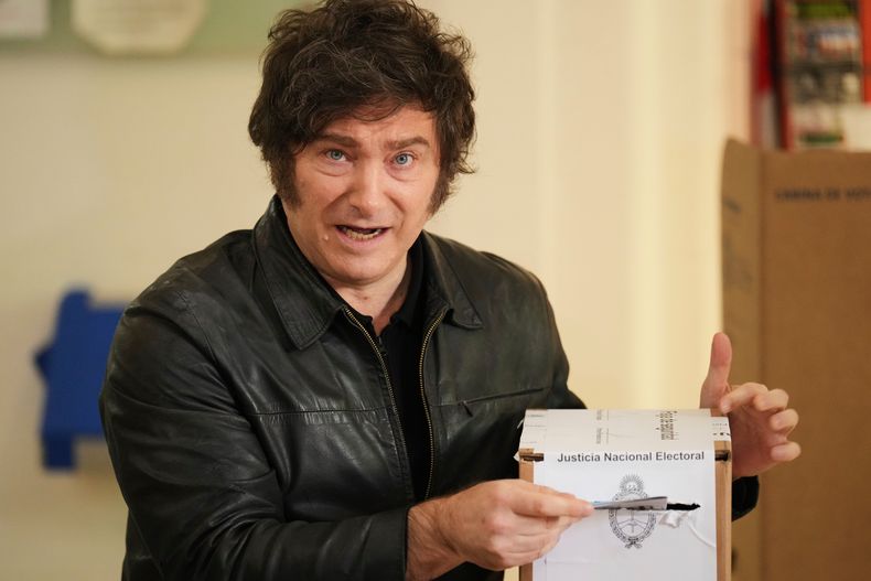 El presidente argentino, Javier Milei, vota durante las elecciones legislativas de medio término en Buenos Aires, Argentina, el domingo 26 de octubre de 2025. (Foto AP/Natacha Pisarenko)