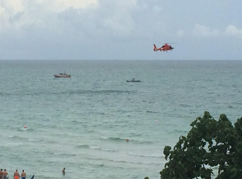 Un pequeño avión con una pancarta o "banner" publicitario se ha estrellado en el Océano Atlántico frente a Miami Beach.