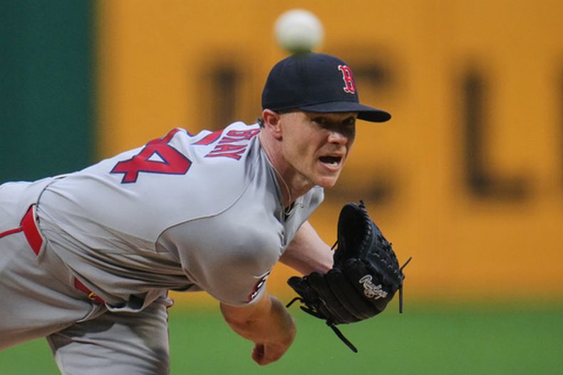 El pitcher Sonny Gray, de los Medias Rojas de Boston, cumple en la primera entrada del juego de béisbol contra los Piratas de Pittsburgh, en Pittsburgh, el sábado 15 de agosto de 2026. (AP Foto/Gene J. Puskar)