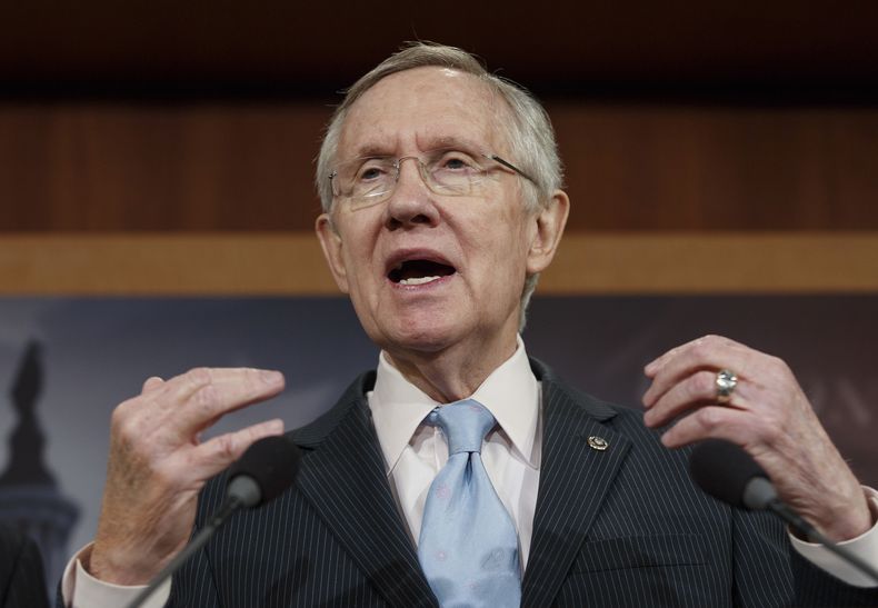 El senador Harry Reid, l&iacute;der de la mayor&iacute;a dem&oacute;crata en la c&aacute;mara alta, dice a reporteros que los republicanos est&aacute;n obstaculizando los esfuerzos dem&oacute;cratas para extender las prestaciones por desempleo que expirar