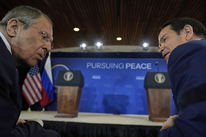 El ministro de Relaciones Exteriores de Rusia, Serguei Lavrov, y el secretario de Estado estadounidense Marco Rubio conversan antes de una conferencia de prensa del presidente Donald Trump y su homólogo ruso Vladímir Putin en la Base Conjunta Elmendorf-Richardson, el viernes 15 de agosto de 2025, en Alaska. (AP Foto/Julia Demaree Nikhinson)