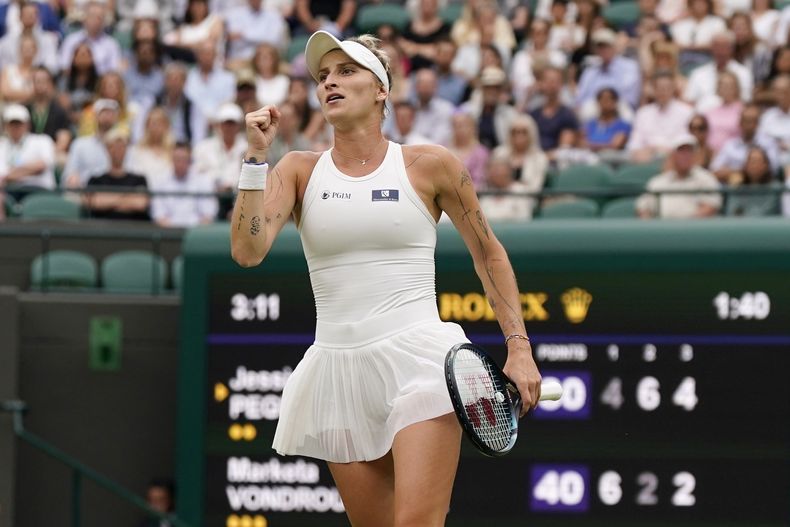 La checa Marketa Vondrousova celebra un punto ante la estadounidense Jessica Pegula en los cuartoa de final de Wimbledon el martes 11 de julio del 2023. (AP Foto/Alberto Pezzali)