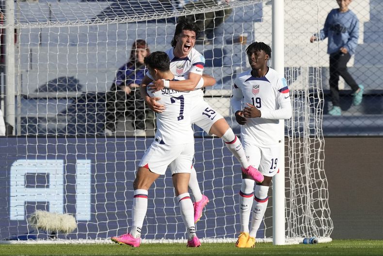 Niko Tsakiris de Estados Unidos, en el centro, celebra junto a sus compañeros tras anotar el segundo gol de su equipo ante Elovaquia en un partido del Grupo B del Mundial Sub20 en el estadio Bicentenario de San Juan, Argentina, viernes 26 mayo, 2023. (AP Foto/Natacha Pisarenko)