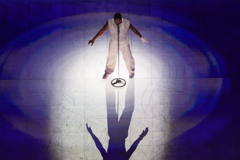 Usher durante su presentación en el espectáculo de medio tiempo del Super Bowl 58 de la NFL entre los 49ers de San Francisco y los Chiefs de Kansas City el domingo 11 de febrero de 2024 en Las Vegas. (Foto AP/David J. Phillip)
