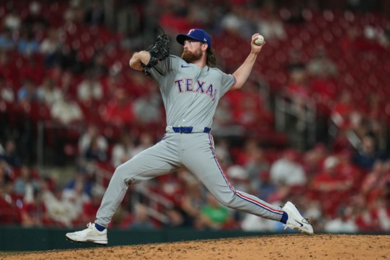 El lanzador de los Rangers de Texas, Robby Ahlstrom, lanza durante la séptima entrada de un partido de béisbol contra los Cardenales de San Luis, el miércoles 3 de junio de 2026, en San Luis. (Foto AP/Jeff Roberson)