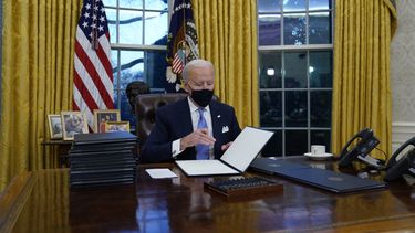 biden firmo 17 ordenes ejecutivas en su primer dia como presidente