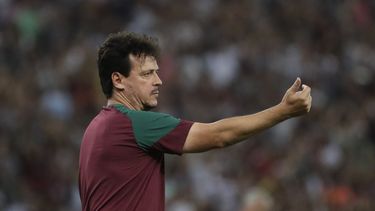 En foto del 27 de junio del 2023, l técnico del Fluminese Fernando Diniz dirige al equipo en el encuentro ante el Sporting Cristal de Perú en la Copa Libertadores. El martes 4 de julio del 2023, anuncian a Diniz como seleccionador de Brasil por 12 meses. (AP Foto/Bruna Prado)