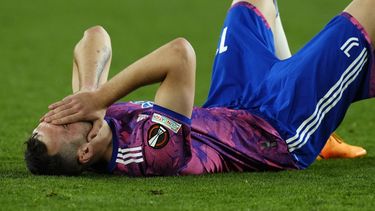 Federico Gatti, de la Juventus, se lamenta al final del partido ante Sevilla, que significó la eliminación en la Liga Europa, el jueves 18 de mayo de 2023. (AP Foto/José Bretón)